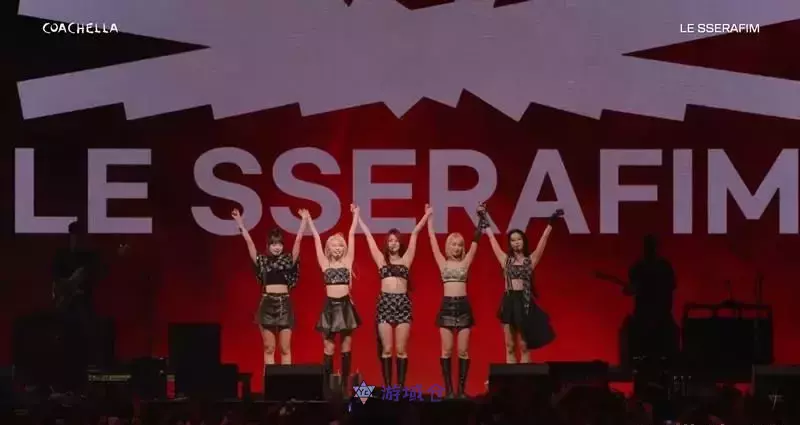 LE SSERAFIM登上科切拉音乐节！舞台引发负评…韩网友 : “过度嘶吼？”、”真的太烂了”